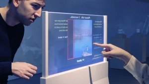 چگونه یک نمایشگر شفاف تبلیغاتی مناسب انتخاب کنیم؟ (راهنمای خرید ۲۰۲۵)