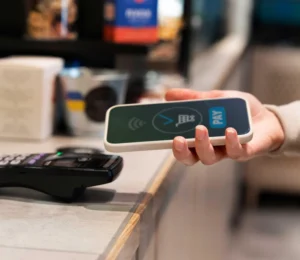 ویترین هوشمند چگونه با اینترنت اشیا (IoT) ارتباط می‌گیرد؟